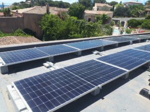 Panneaux solaires sur un toit plat