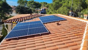 Panneaux solaires sur un toit en tuile