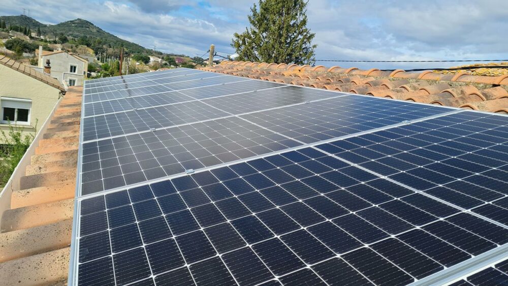 Panneau solaire photovoltaïque sur un toit en tuiles