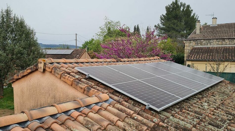 Panneau solaire en surimposition sur un toit en tuile