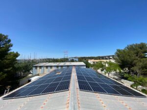 Panneaux solaires sur un hangar